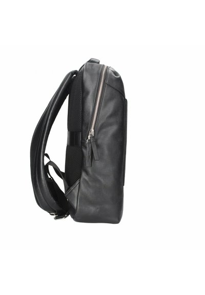 Zwarte leren rugzak met een gestructureerd oppervlak, voorzien van een ritssluiting, netvormige padding op de rug en verstelbare schouderriemen.