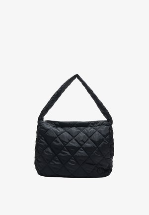 Prešívaná čierna nylonová taška cez rameno s diagonálnym vzorom, priestranný dizajn a jeden popruh na nosenie. Zipsové uzatváranie na vrchu.