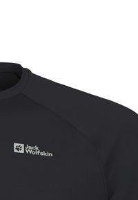 Maglietta sportiva nera con texture a coste e colletto tondo, con un logo bianco di "Jack Wolfskin" sul lato sinistro in alto.