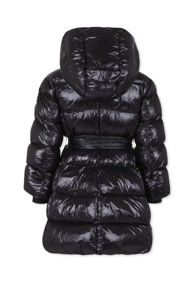 Giacca a vento nera con un design lucido e trapuntato, maniche lunghe, cappuccio e una vita cinchata con un dettaglio a cintura.