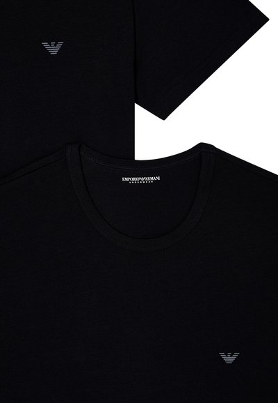 Černé bavlněné tričko s krátkými rukávy a kulatým výstřihem. Na hrudi je malé šedé trojúhelníkové logo značky Emporio Armani.
