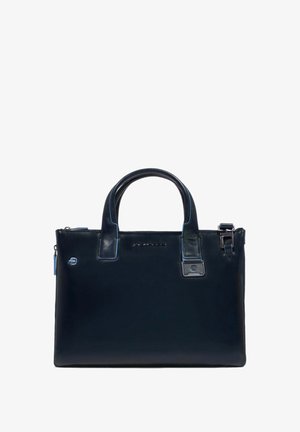 Bolso de mano de cuero azul marino con asas dobles, textura suave, herrajes de plata y cierre con cremallera. Presenta un logotipo sutil en la parte frontal.