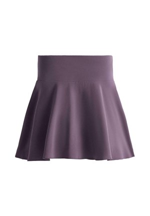 Fialová rozšírená mini sukňa so širokým pásom a hladkou tkaninou, zobrazená na bielom pozadí.