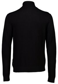 Schwarzer Strickpullover mit hohem Kragen, langen Ärmeln und gerippten Bündchen und Saum. Glatte Textur und minimale Details an den Seiten.