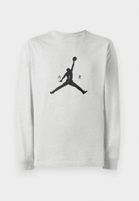 Langärmliges graues Shirt aus weichem Stoff mit einem großen schwarzen Jordan-Logo und dem Wort "AIR" in Großbuchstaben.