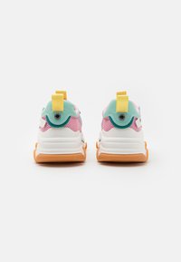 Multifarvede sneakers med en hvid og orange sål, mesh og syntetisk overdel, samt pink, lyseblå og gule accenter og trækstropper.