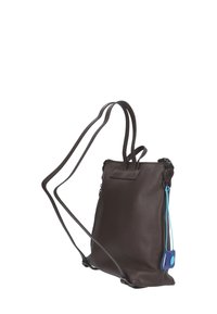 Borsa in pelle marrone con superficie strutturata, dotata di spallacci lunghi e sottili e chiusura con cerniera. Include un dettaglio accentuato in blu e bianco.