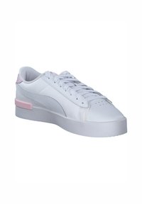 Sneaker bianco con tomaia in pelle liscia, dettagli rosa sul tallone e una suola in gomma bianca spessa. Presenta una punta traforata e un pannello laterale texturizzato.