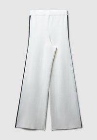 Pantaloni bianchi a gamba larga con una texture morbida, dotati di una striscia nera sui lati lungo le cuciture e di una cintura liscia.