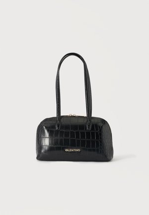 Μαύρη τσάντα Valentino από ψεύτικο δέρμα κροκόδειλου με διπλές λαβές και χρυστό φερμουάρ στο πάνω μέρος σε απλό φόντο.