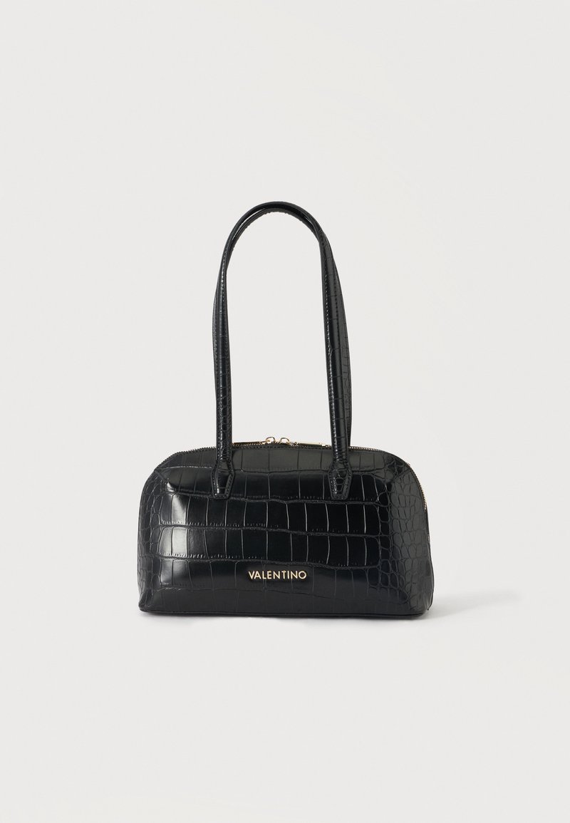 Μαύρη τσάντα Valentino από ψεύτικο δέρμα κροκόδειλου με διπλές λαβές και χρυστό φερμουάρ στο πάνω μέρος σε απλό φόντο.