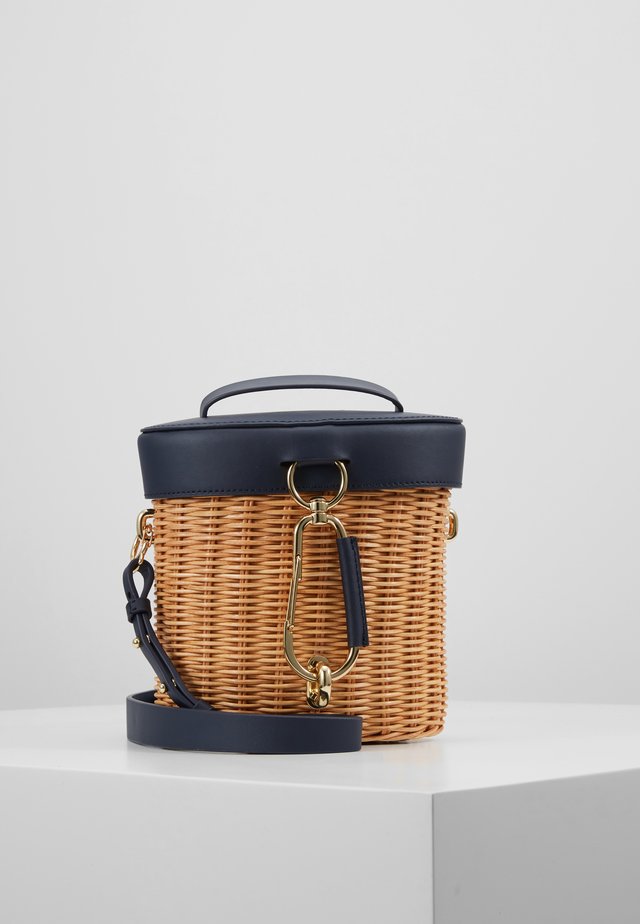 BELAY TOP HANDLE CANTEEN WICKER - Umhängetasche - parisian nights
