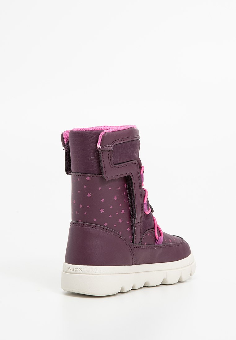 Fioletowy but z różowymi akcentami, zdobiony wzorem gwiazdek, z wyściełanym kołnierzem i wytrzymałą gumową podeszwą. Zapinany na rzep.