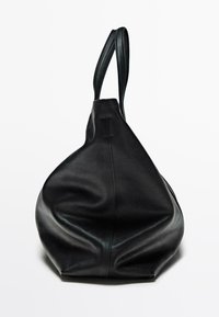 Zwarte leren totebag met een zachte, slouchy vorm, voorzien van twee stevige handvatten en minimale stikseldetails.