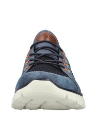 Chaussure de sport bleue avec un dessus en maille, des lacets orange contrastants et une finition en suède bleu texturé. Semelle en caoutchouc blanc durable.