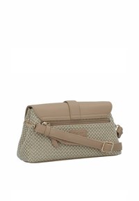 Bolso de mano beige con una tela tejida texturizada y solapa de cuero liso. Cuenta con un bolsillo con cremallera, correa ajustable y un detalle de logo sutil.