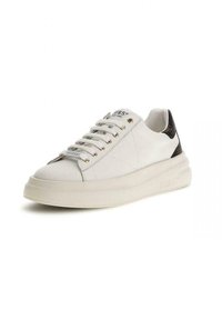 Białe sneakersy z gładkiej skórzanej cholewki, okrągłym noskiem, grubą podeszwą na platformie, złotymi oczkami i kontrastującym ciemnym wzorowanym akcentem na pięcie.