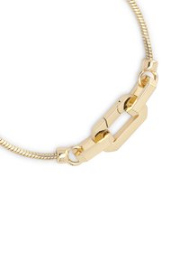 Collana dorata con una catena flessibile e texturizzata e un accentuato elemento geometrico. La finitura liscia esalta il suo design moderno.