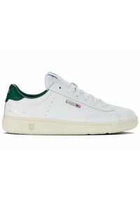 Sneakers bianchi in pelle con accento verde sul tallone, chiusura con lacci, suola in gomma texturizzata e testo dorato "SINCE 1966" sul lato.