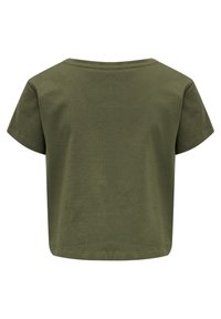 T-shirt vert olive à manches courtes avec un col rond et une coupe décontractée. Tissu en coton doux sans motifs ni accents visibles.