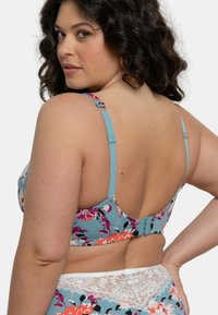 Soutien-gorge à motif floral en bleu clair avec bretelles réglables, fleurs multicolores et crochet dans le dos. Accompagné d'une bordure en dentelle sur les culottes.