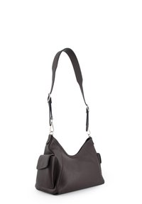 Brązowa skórzana torebka o teksturowanym wykończeniu, pół-hobo kształcie, regulowanym pasku oraz bocznej kieszeni z ozdobą ze srebrnego metalu.