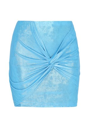 Blå mininederdel i skinnende stof med en snoet knudedetalje foran i midten.