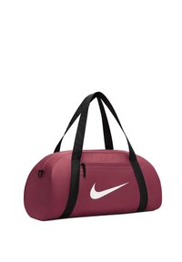 Μπορντό τσάντα Nike με μαύρες λαβές και εμπρόσθια τσέπη με φερμουάρ, απεικονίζεται σε λευκό φόντο.