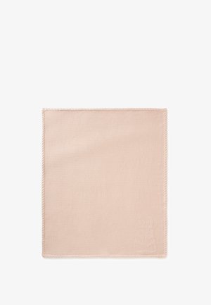 Vierkante beige stoffen servet met gestructureerde randen en een subtiel geperst abstract bloemenpatroon in de rechterbenedenhoek.