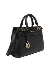 Zwarte leren handtas met een gebobbeld textuur, goudkleurige hardware, dubbele handvatten en een afneembare schouderband. Bevat een decoratieve hanger.