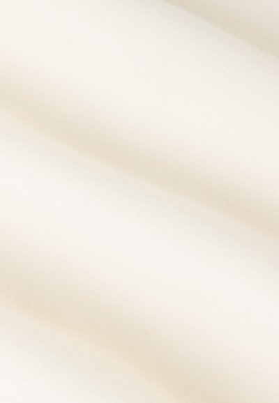 Crème-kleurige, zachte stof met een licht gestructureerd oppervlak en subtiele golfpatronen, die een soepele en warme uitstraling geven.