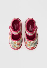 Pantofi cu model floral, cu o bază crem și accente roz. Acestia au o curea cu velcro, un design rotund și un interior căptușit.