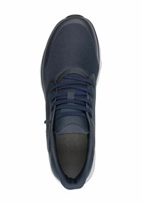 Chaussure de sport navy avec une tige en mesh respirant, semelle en caoutchouc, lacets plats et détails de couture bien visibles. Design léger et confortable.