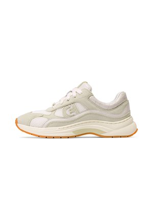Hellgrüner und weißer Sneaker aus Mesh- und Wildledermaterialien, mit kontrastierender orangefarbener Sohle, abgerundeter Form, gemusterten Akzenten und gepolstertem Kragen.