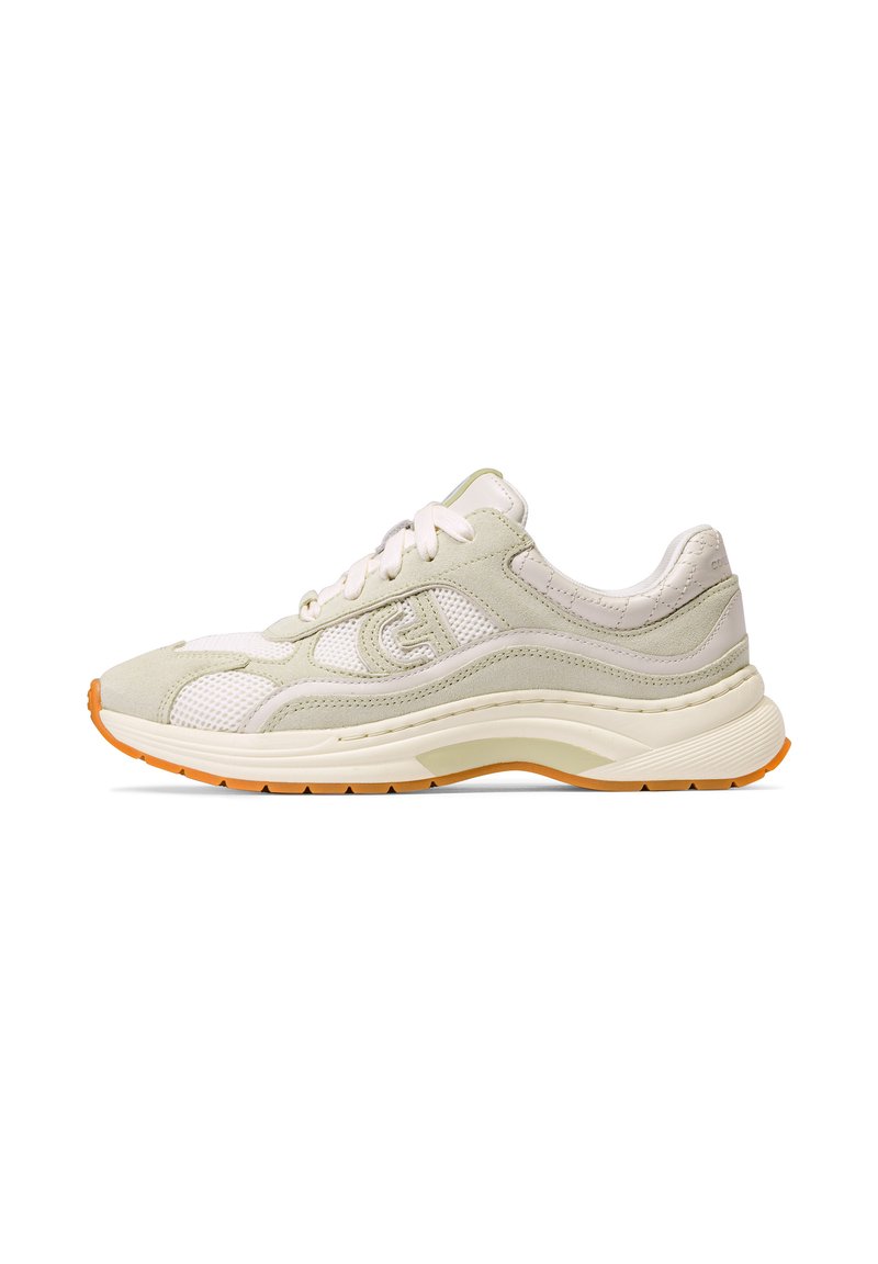 Sneaker verde chiaro e bianco con materiali in mesh e suede, suola arancione a contrasto, forma arrotondata, accenti a motivo e collarino imbottito.