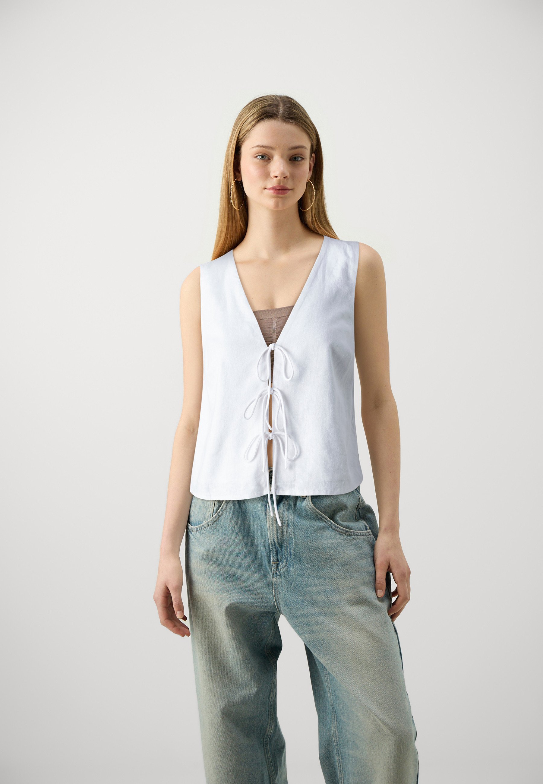 vest tie jeans