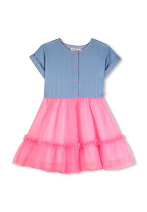 Haut bleu avec rayures argentées, col rond et manches courtes ; jupe en tulle rose avec bordure à volants ; fermeture à boutons sur le devant ; design décontracté.