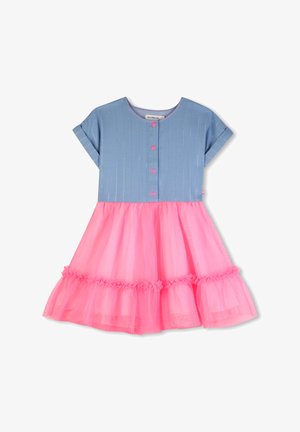 Haut bleu avec rayures argentées, col rond et manches courtes ; jupe en tulle rose avec bordure à volants ; fermeture à boutons sur le devant ; design décontracté.