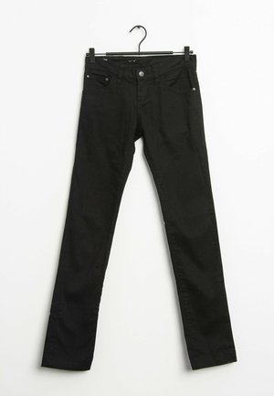 Schwarze Slim-Fit-Hose an einem schwarzen Kleiderbügel vor weißem Hintergrund, mit vorderem Knopf und mehreren Taschen.