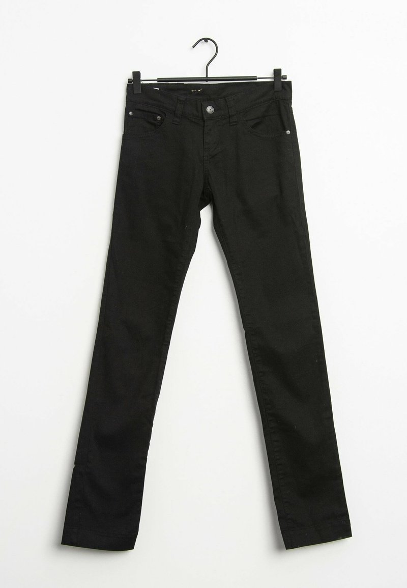Pantalon noir slim fit suspendu sur un cintre noir sur fond blanc, avec bouton à l’avant et plusieurs poches.