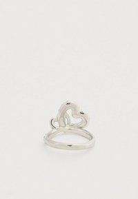 Ασημένιο δαχτυλίδι με σχέδιο καρδιάς σε ρευστή μορφή. Ομαλή υφή και γυαλιστερό φινίρισμα. Απλός δακτύλιος χωρίς διακοσμητικά.