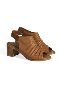 Braune Leder-Sandalen mit offenem Zeh, geschulterter Textur und Blockabsatz. Mit einem Knöchelriemen und glatter Sohle.