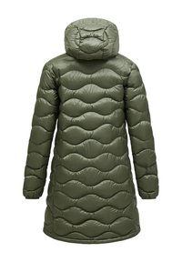Hosszú, oliva zöld puffertakaró, texturált steppelt mintával, nagy kapucnival és egyenes szegéllyel. Sima, fényes anyag.