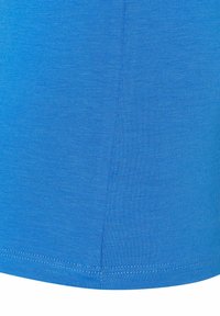 Blauwe katoenen T-shirt met een gladde textuur, korte mouwen en een afgeronde zoom met zichtbare stiksels langs de randen.