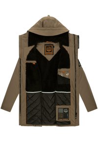 Jachetă exterioară maro cu interior din fleece negru, căptușeală matlasată, multiple buzunare și detalii cu logo în portocaliu și negru. Design cu glugă.