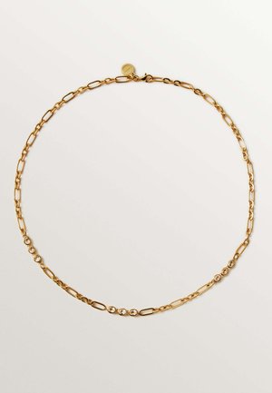 Collar delicado de cadena de oro con eslabones rectangulares abiertos y pequeñas piedras preciosas redondas y transparentes espaciadas cerca del centro sobre un fondo blanco.