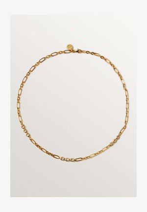 Collar delicado de cadena de oro con eslabones rectangulares abiertos y pequeñas piedras preciosas redondas y transparentes espaciadas cerca del centro sobre un fondo blanco.