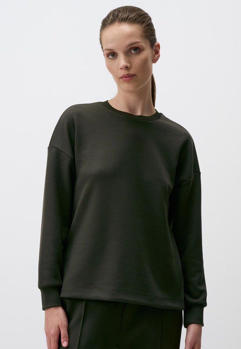 Donkergroen sweatshirt met een relaxte pasvorm, geribbelde halslijn en lange mouwen. Soepele textuur, minimalistisch ontwerp en geen zichtbare patronen.