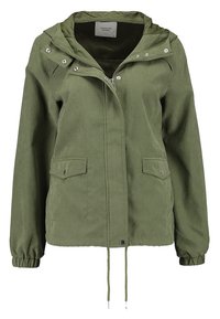 Giacca verde oliva con cappuccio, zip frontale, due tasche laterali, polsini elasticizzati e orlo con coulisse. Tessuto liscio con design minimalista.