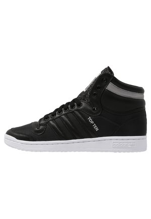 Czarne wysokie trampki Adidas z białą podeszwą, tekstem ""TOP TEN"" po boku, czarnymi sznurówkami i odblaskowym paskiem przy kołnierzu kostki.